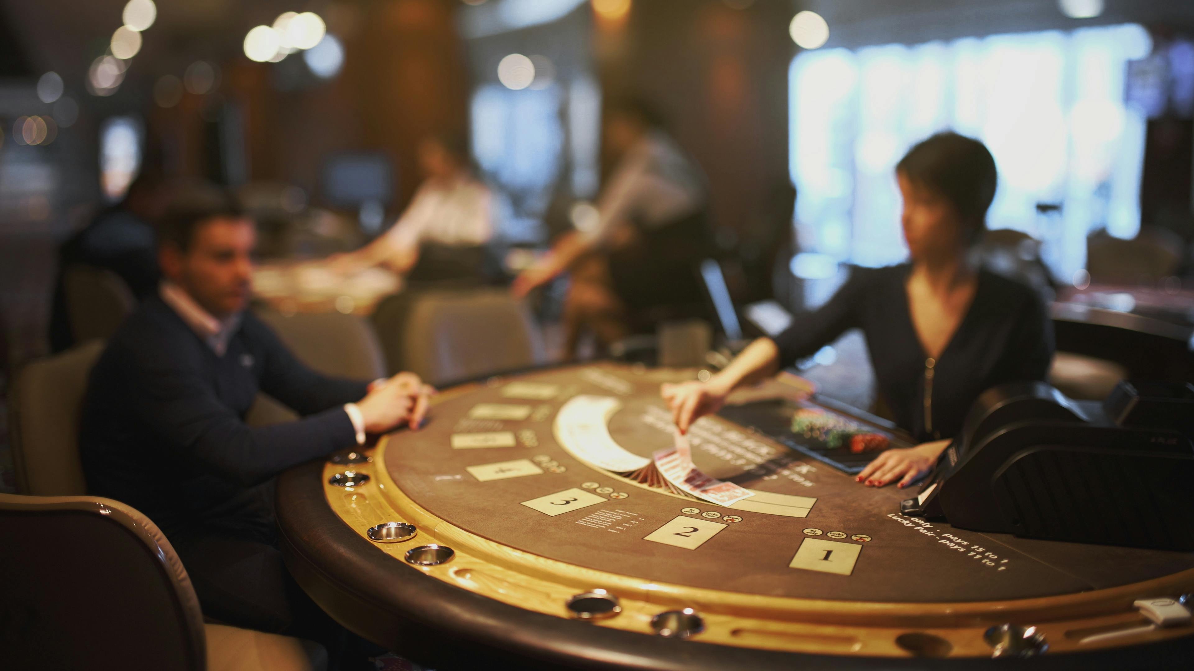 Người chơi theo dõi mức hũ jackpot luky8 trên điện thoại di động