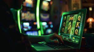Người chơi trải nghiệm game slot luky8 trên điện thoại di động